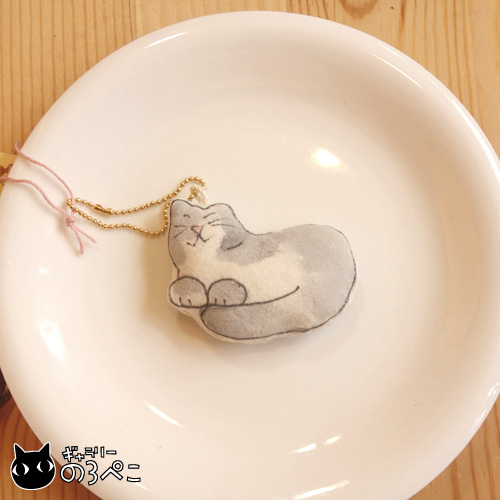 ギャラリーのろぺこ 香箱座りにゃんこボールチェーンマスコット グレー 白 By Catzoo