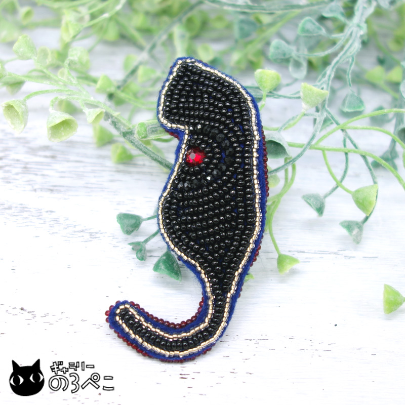 ギャラリーのろぺこ｜おすわり黒猫ちゃんのビーズ刺繍ブローチ by HOZUKA