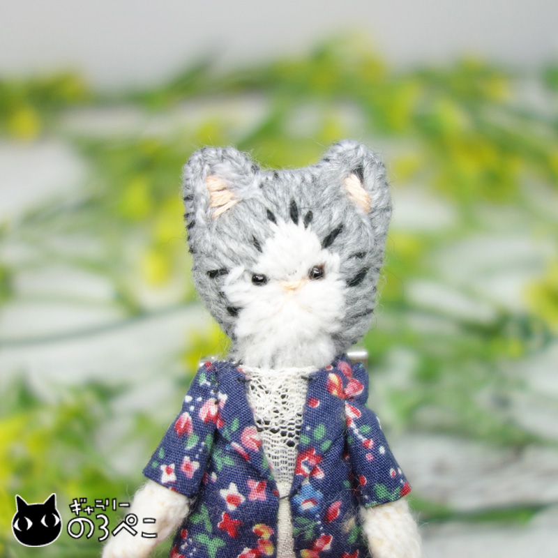 ギャラリーのろぺこ｜サバ白猫ちゃんの立体刺繍ブローチ by コノハ