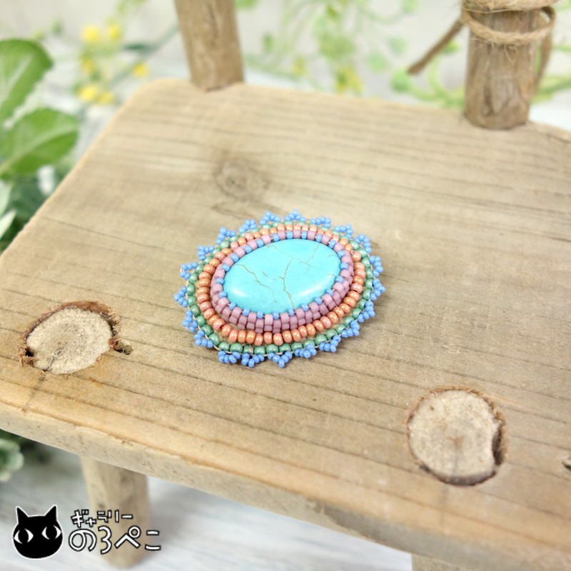 ギャラリーのろぺこ|ターコイズ色のビーズ刺繍ブローチ~オーバル by